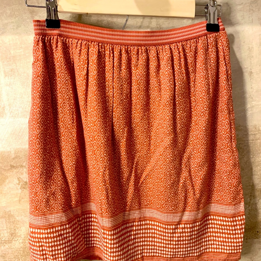 Super cute flowy lined pull on skirt.